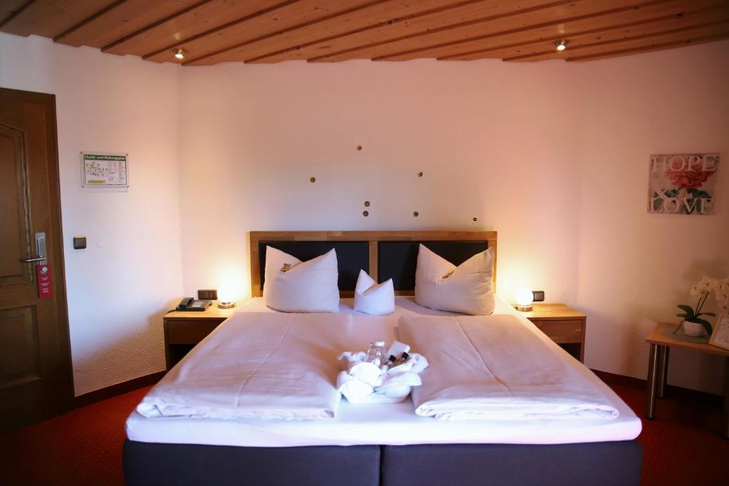 Postel nebo postele na pokoji v ubytování Hotel zur Isar