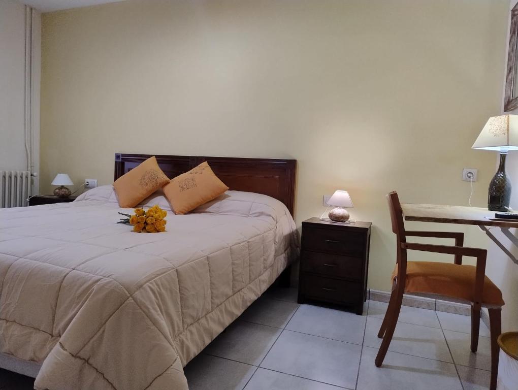 Postel nebo postele na pokoji v ubytování Hostal Can Massot