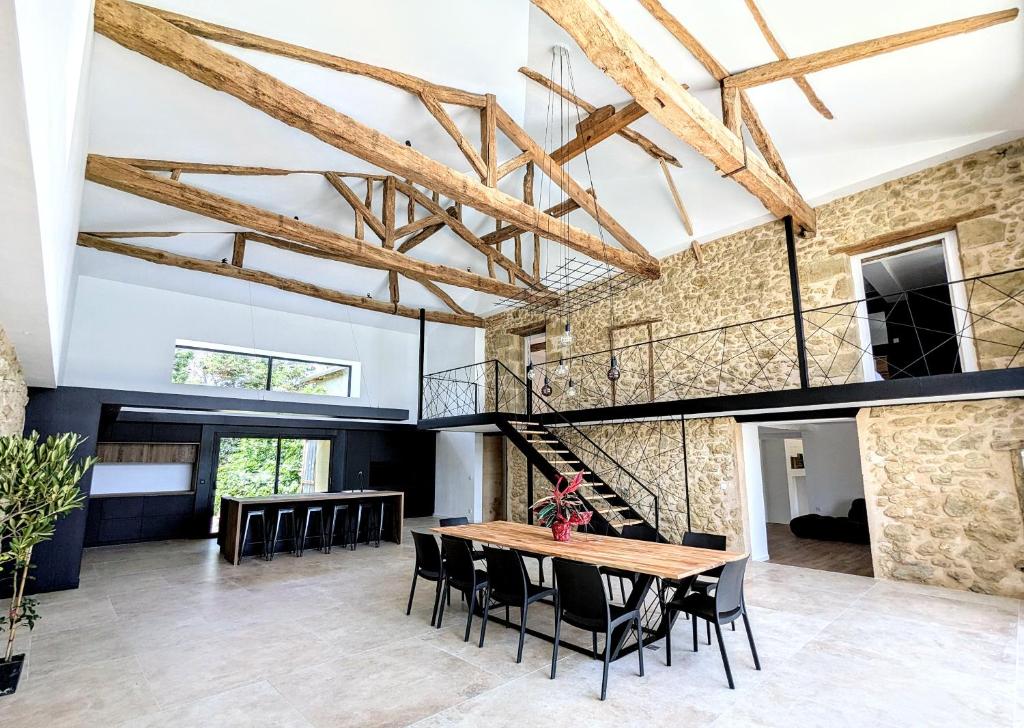 comedor con mesa de madera y sillas negras en Villa Laurca, en Auch