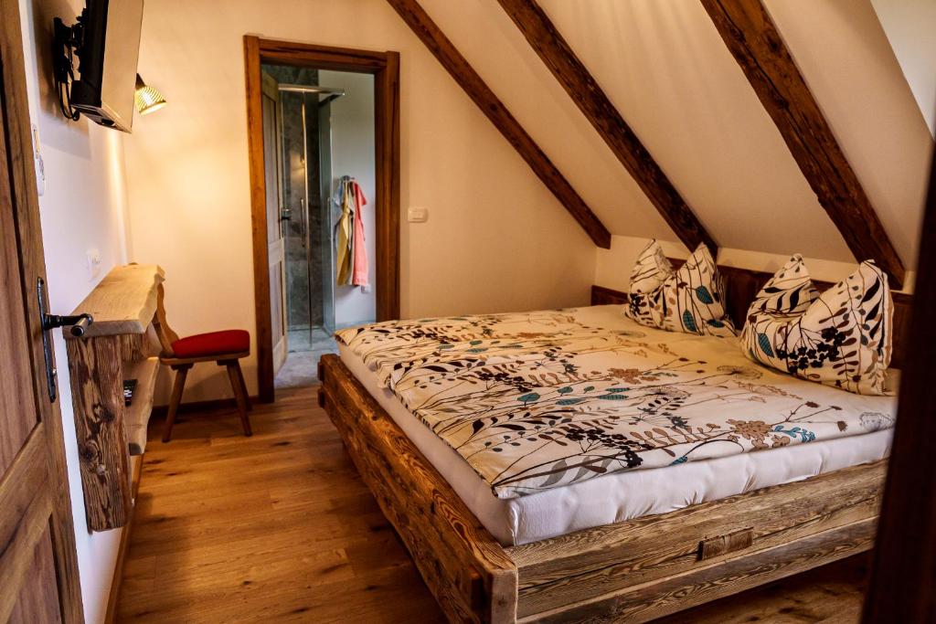 Postel nebo postele na pokoji v ubytování Rooms Dreisiebner at the Heart