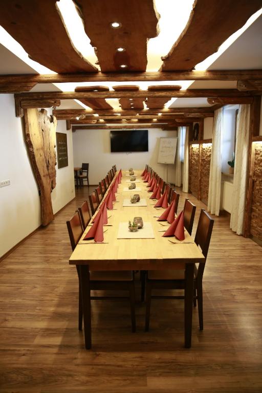 TV a/nebo společenská místnost v ubytování Hotel zur Isar