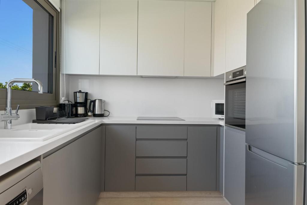 Kuchyň nebo kuchyňský kout v ubytování Serenity Waves Villa 26
