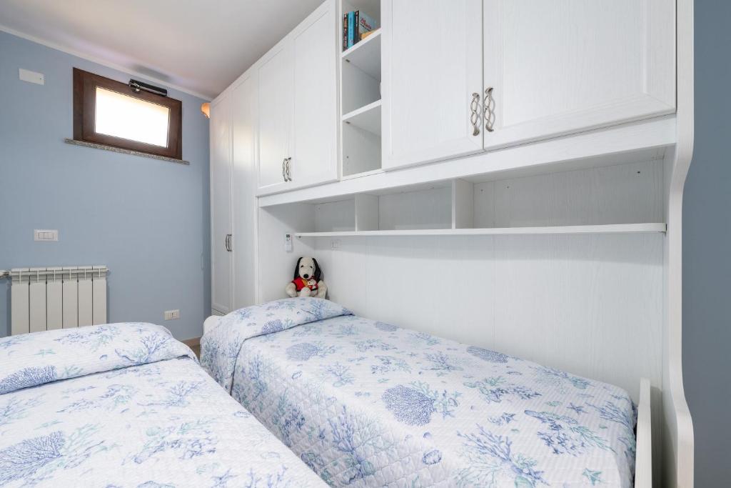 Łóżko lub łóżka w pokoju w obiekcie Villetta Residence Porto Corallo