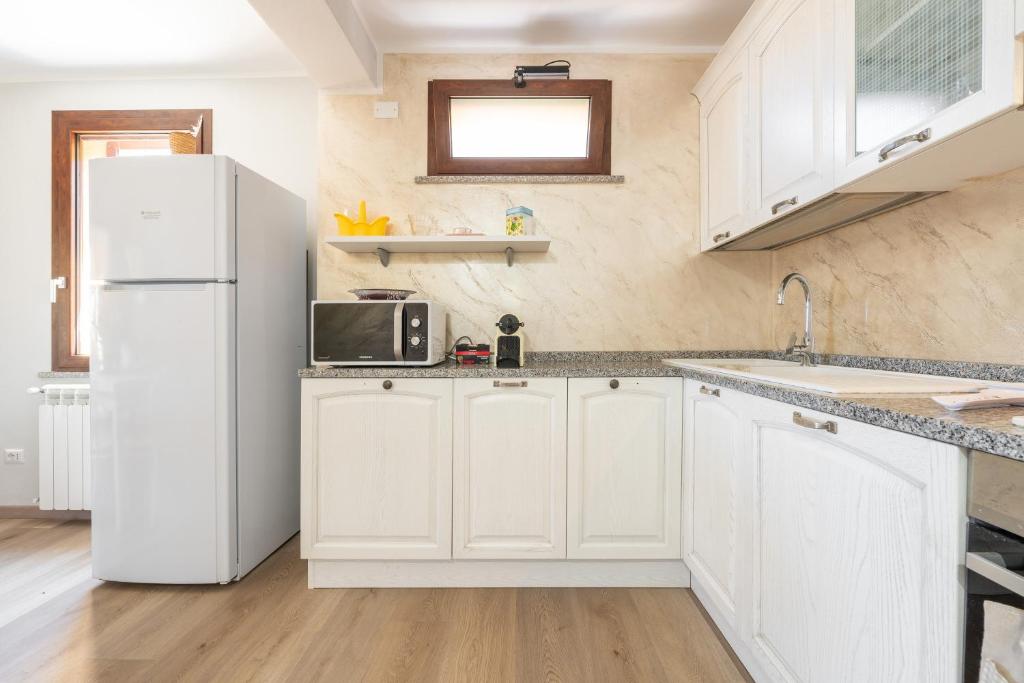 Kuchnia lub aneks kuchenny w obiekcie Villetta Residence Porto Corallo