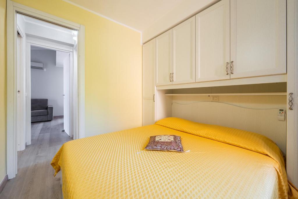 Łóżko lub łóżka w pokoju w obiekcie Villetta Residence Porto Corallo