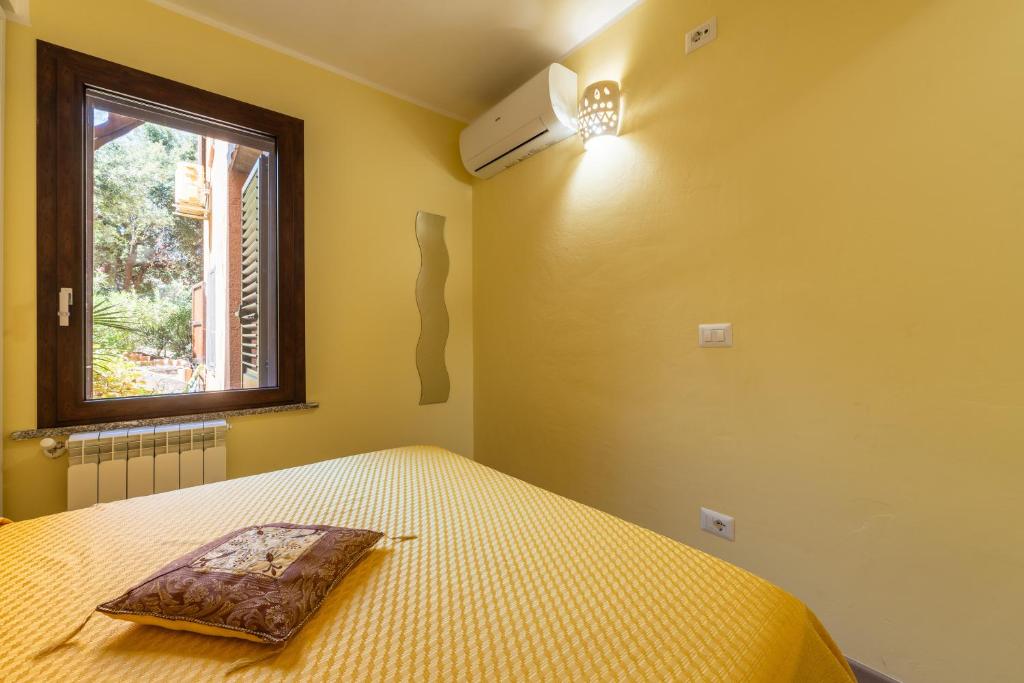 Łóżko lub łóżka w pokoju w obiekcie Villetta Residence Porto Corallo