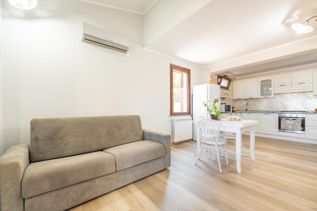 Kuchnia lub aneks kuchenny w obiekcie Villetta Residence Porto Corallo