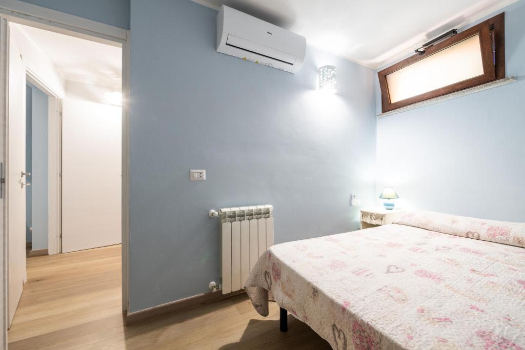Łóżko lub łóżka w pokoju w obiekcie Villetta Residence Porto Corallo