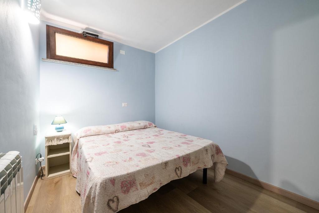 Łóżko lub łóżka w pokoju w obiekcie Villetta Residence Porto Corallo