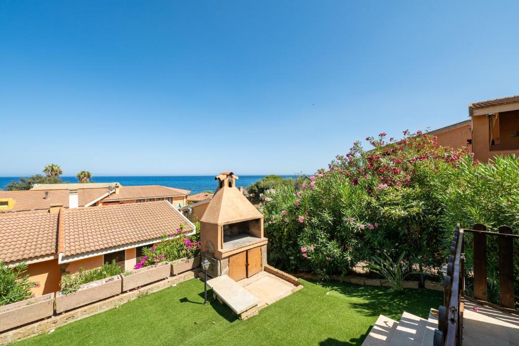 widok na podwórko z ptasim domem w obiekcie Villetta Residence Porto Corallo w mieście Villaputzu