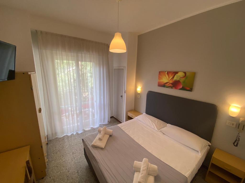 Posteľ alebo postele v izbe v ubytovaní Hotel Ausonia B&B RiMiNi