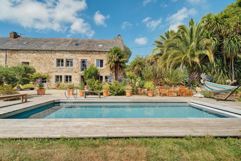 a house with a swimming pool in the yard at La petite Hautière in Plouër-sur-Rance