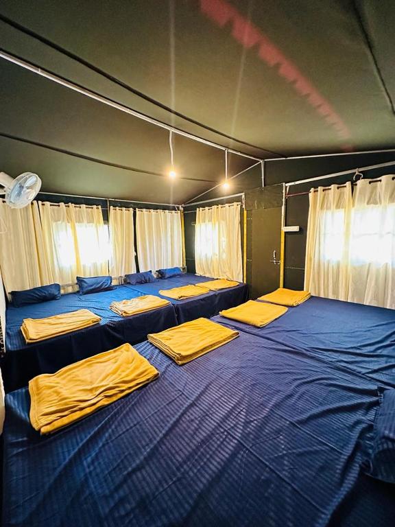 Postel nebo postele na pokoji v ubytování Dandeli Kali Resort