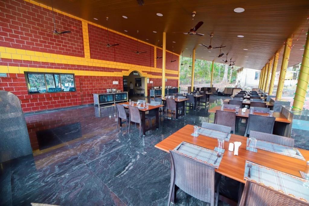 Restaurace v ubytování Dandeli Kali Resort