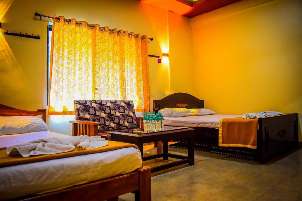 Postel nebo postele na pokoji v ubytování Dandeli Kali Resort