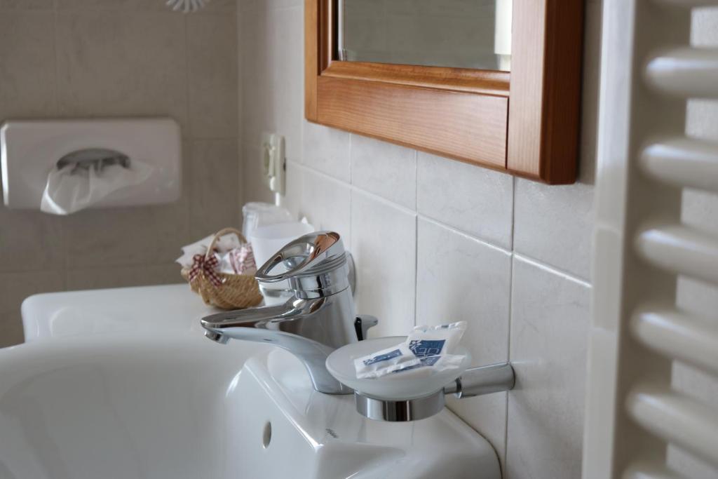Koupelna v ubytování Hotel Garni Civetta