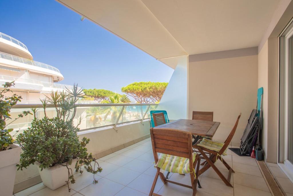 un balcon avec une table et des chaises et une vue sur l'océan dans l'établissement Superbe Appartement vue mer, à Fréjus
