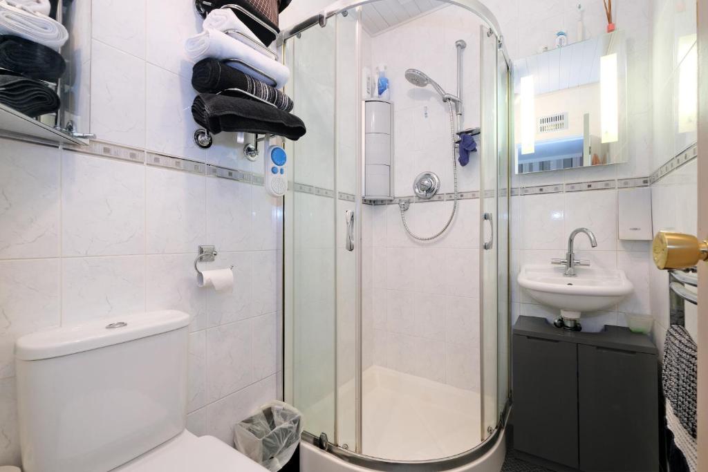 The Jays Guest House - Eenpersoonskamer Met Badkamer Buiten De Kamer