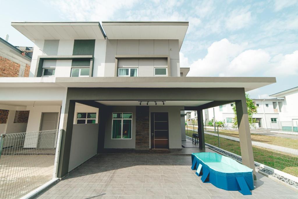 Gallery image of POOL & BBQ The Corner House Ayera Homestay 14pax in Masai