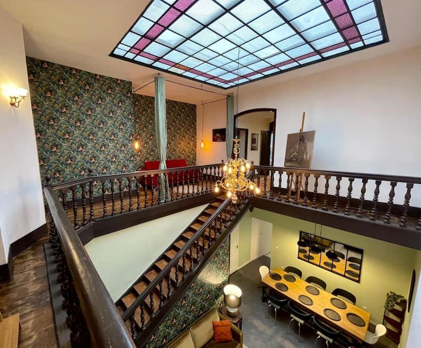 ein Blick von der Spitze einer Treppe in einem Gebäude in der Unterkunft Maison "L'oeil du Prince" - Verdun Centre - Terrasse - Wifi - 7 couchages - 10 personnes - Garage Vélo et moto - Géré par PrestaZen'Services in Verdun-sur-Meuse