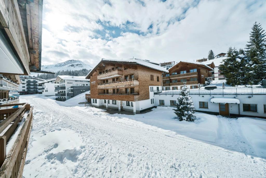 Nespecifikovaný výhled na hory nebo výhled na hory při pohledu z hotelu