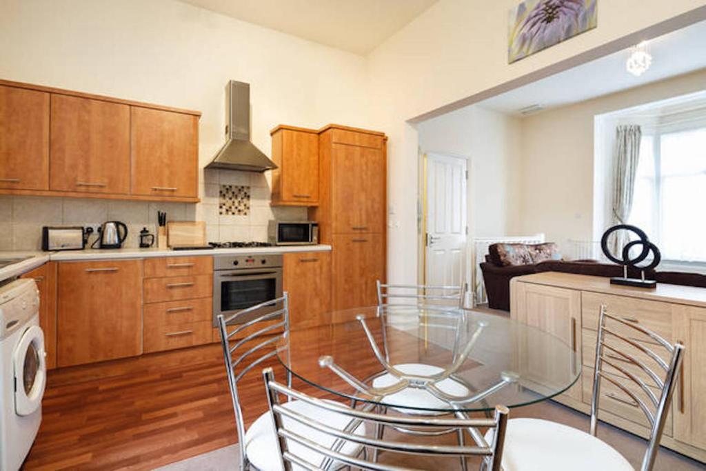 A kitchen or kitchenette at Bairstow Apartment 