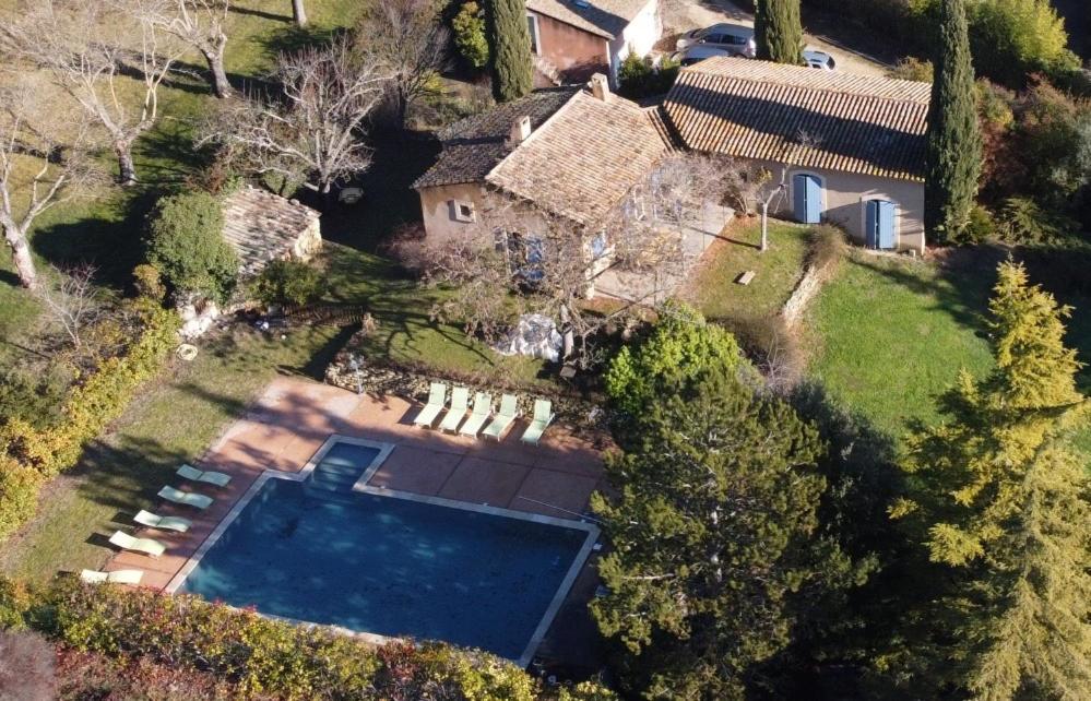 une vue aérienne d'une maison avec piscine dans l'établissement La maison Danna, à Lauris