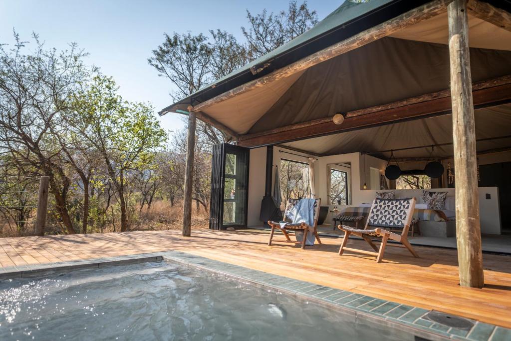 Bazén v ubytování Sasi Africa Luxury Tented Bush Lodge nebo v jeho okolí
