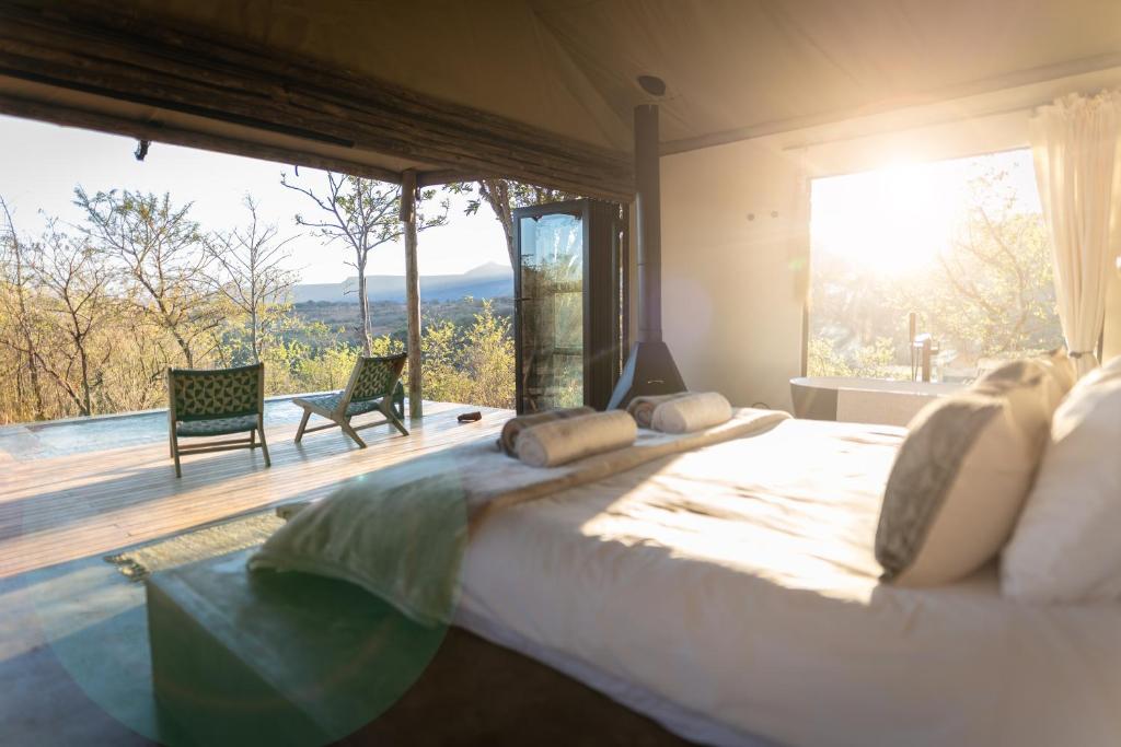 Postel nebo postele na pokoji v ubytování Sasi Africa Luxury Tented Bush Lodge