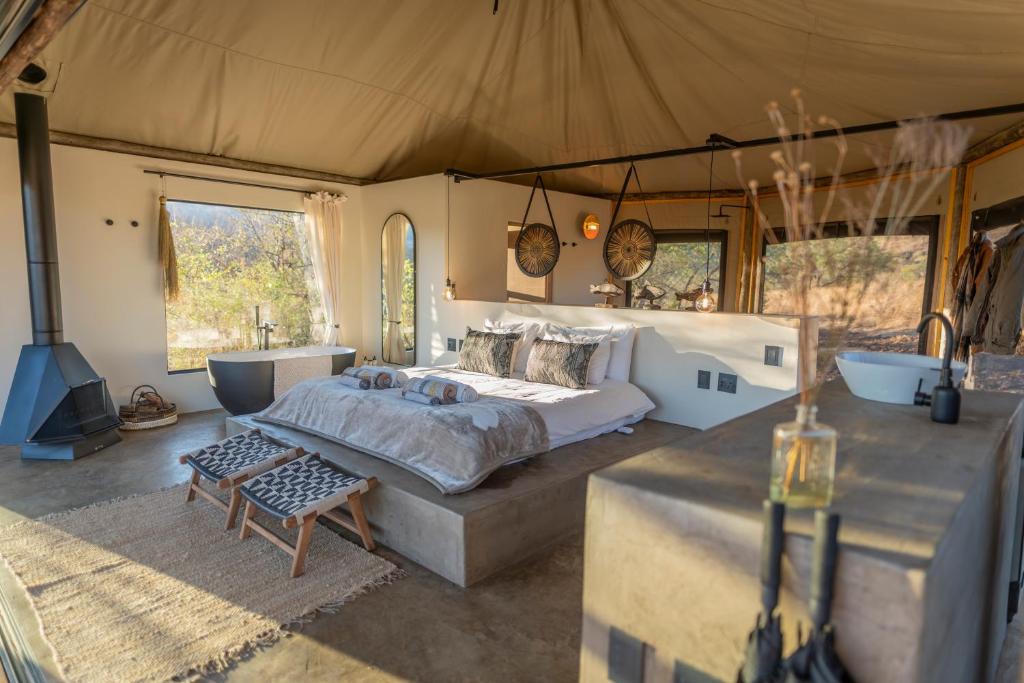 Postel nebo postele na pokoji v ubytování Sasi Africa Luxury Tented Bush Lodge