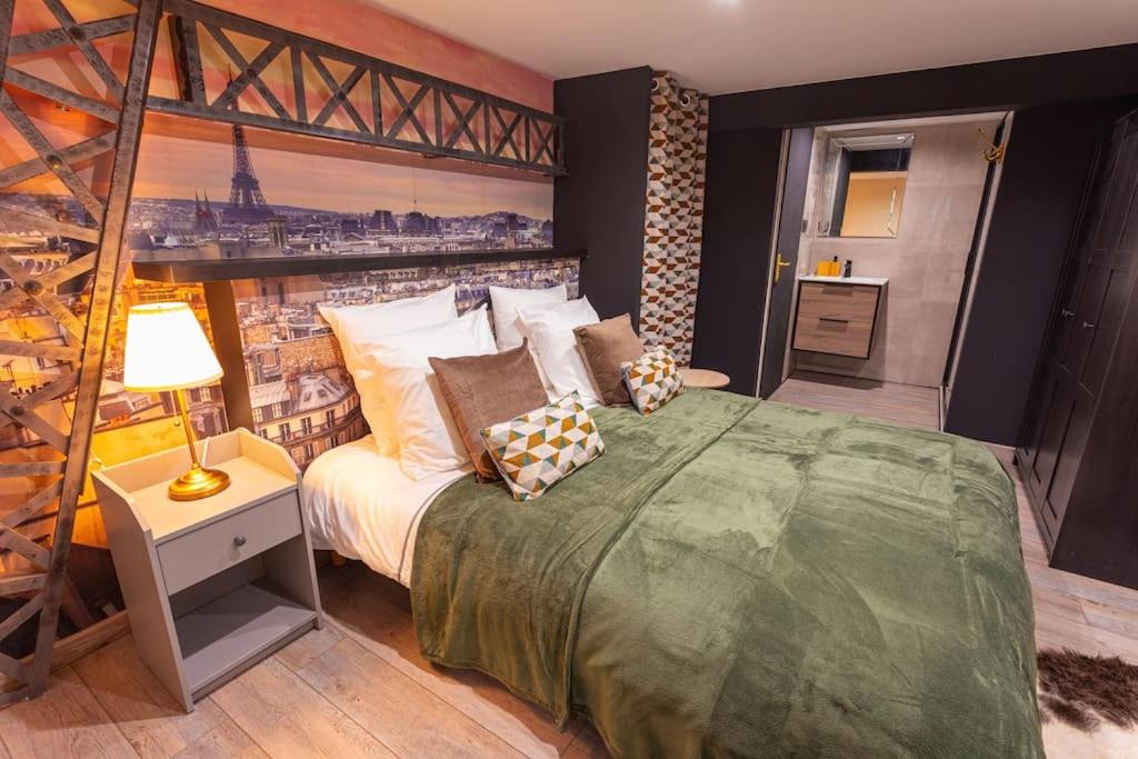 une chambre avec un grand lit et une grande fenêtre dans l'établissement Le Paris - Proche Gare Chateaucreux-, à Saint-Étienne