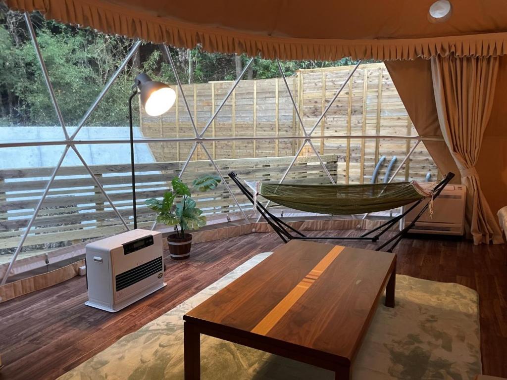 Výhled na řeku, která protéká v blízkosti hotelu