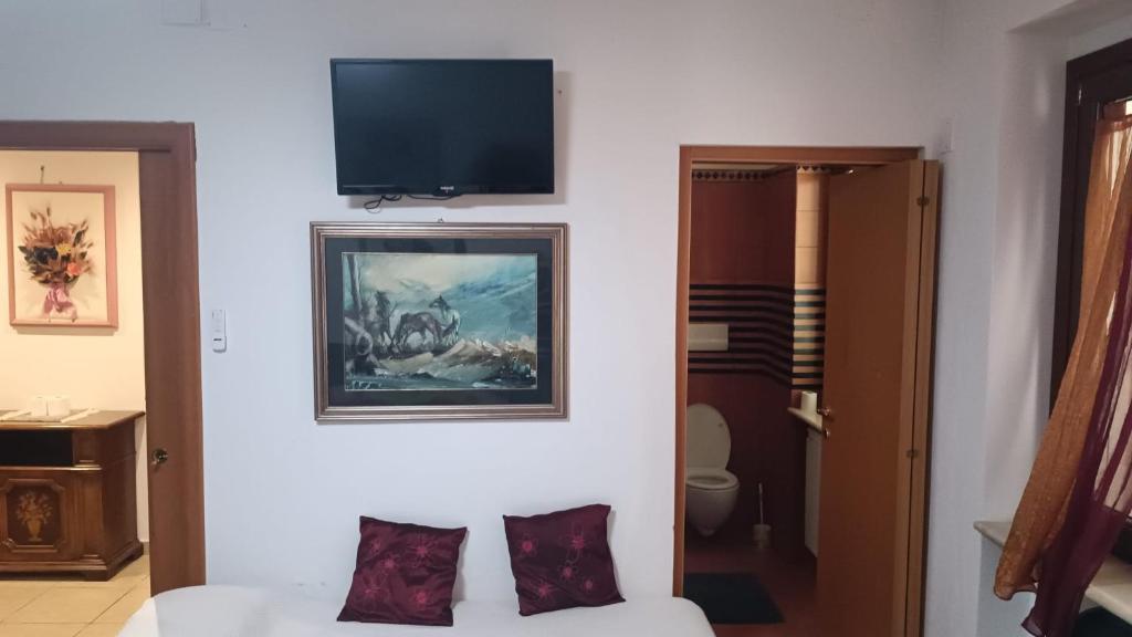 A television and/or entertainment centre at Villa Linda Bed And Breakfast