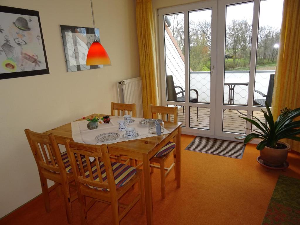 カッペルンにあるFerienwohnung 1 Rosenträger 45 qmのダイニングルーム(テーブル、椅子付)、バルコニー