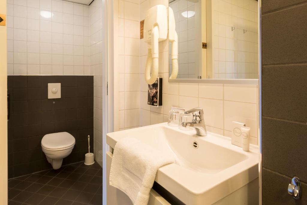Koupelna v ubytování Strandhotel Westduin