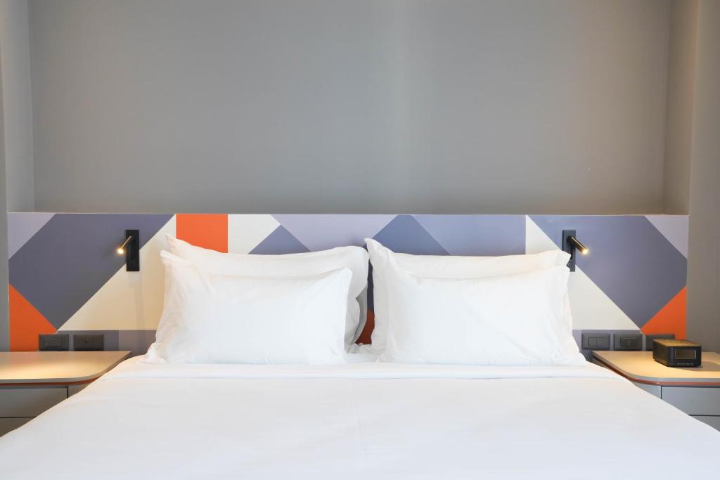 Postel nebo postele na pokoji v ubytování Maybis Hotel