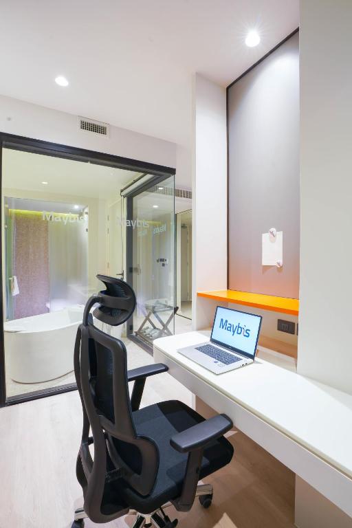 TV a/nebo společenská místnost v ubytování Maybis Hotel