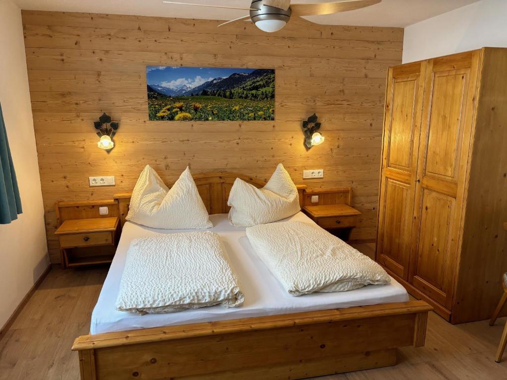 Postel nebo postele na pokoji v ubytování Haus Straif