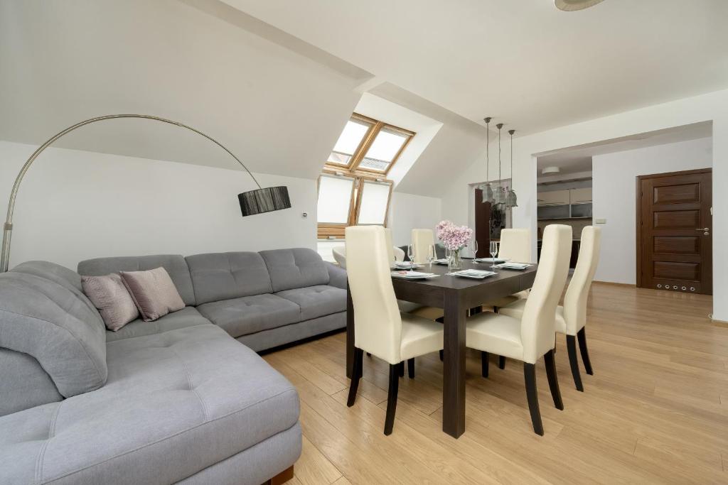 Posedenie v ubytovaní Jasny Dwupoziomowy Apartament we Wrocławiu by Noclegi Renters