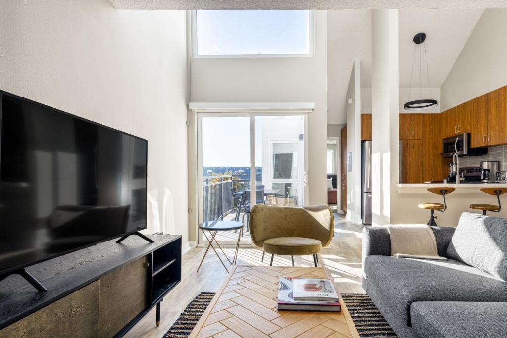 Et tv og/eller underholdning på Redondo Beach 2BR Loft w Pool Gym nr Beach LAX-397