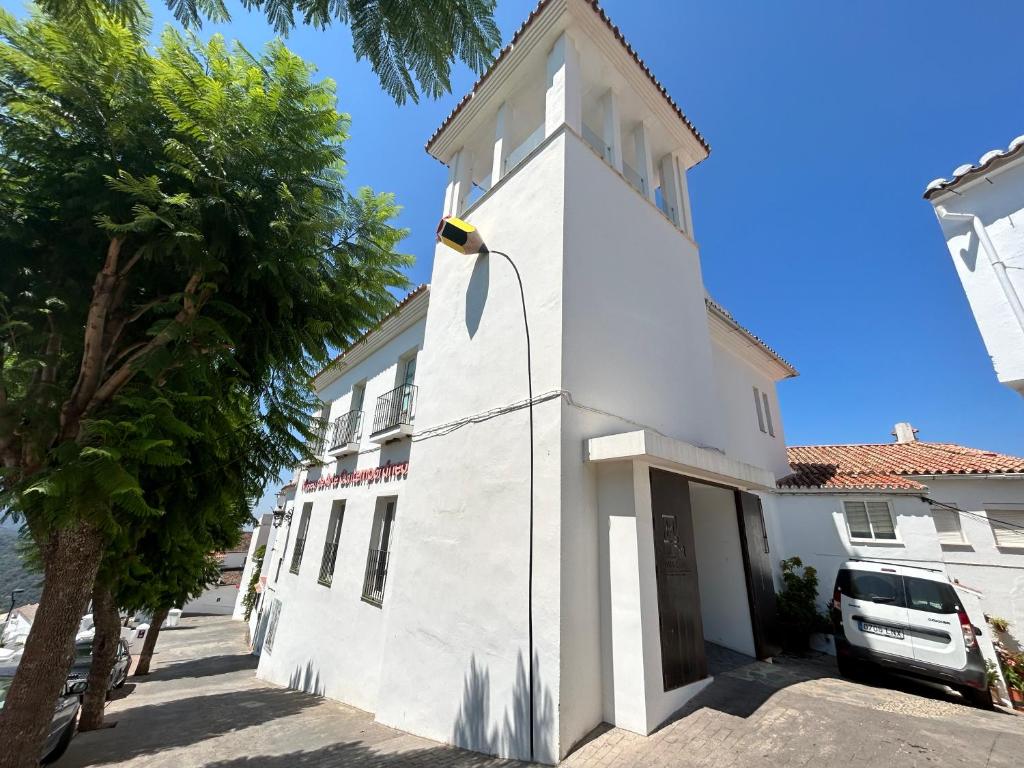 un edificio blanco con un reloj a un lado en Tierra Nueva Healing Center, en Torre de Benagalbón