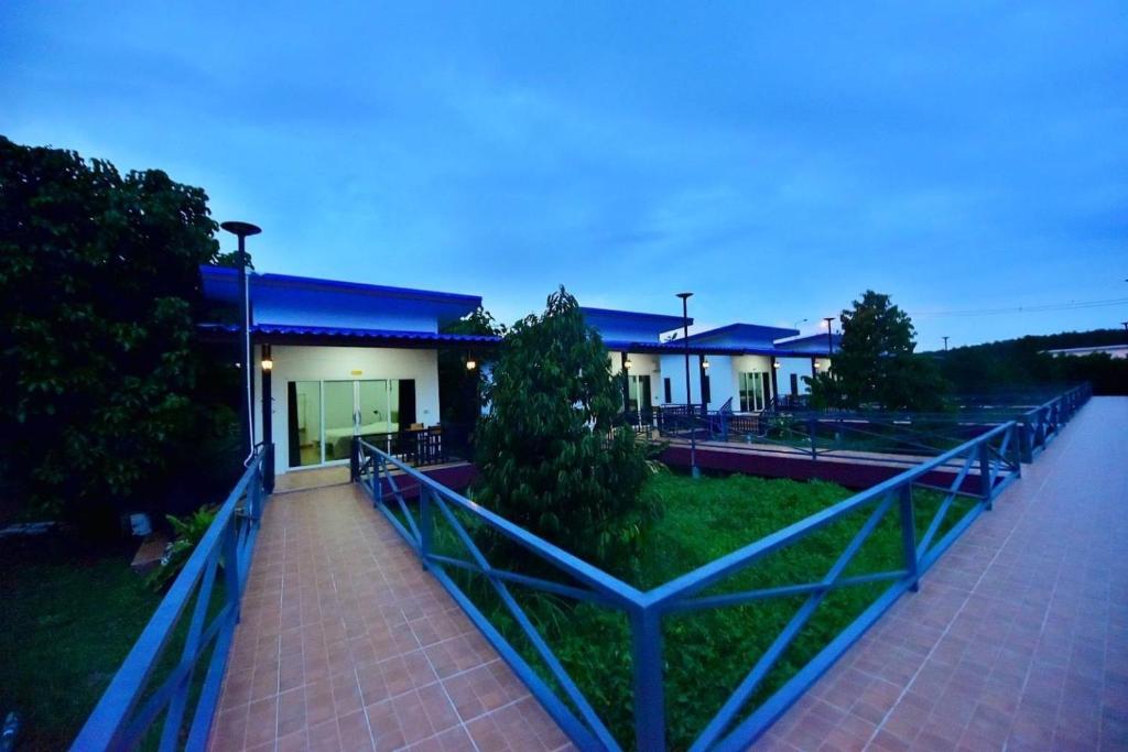 Bazén v ubytování BaansuanThanisorn&Rolf บ้านสวนธนิสร & ร๊อฟ nebo v jeho okolí
