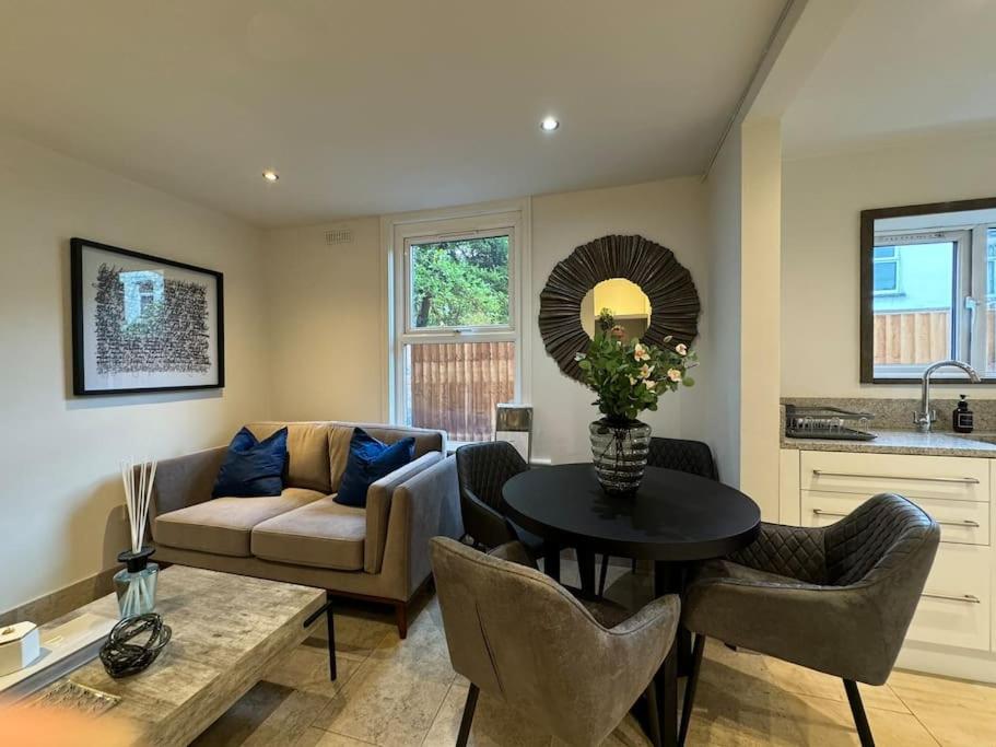 Гостиная зона в Unique 2BR 1BA Flat in Croydon