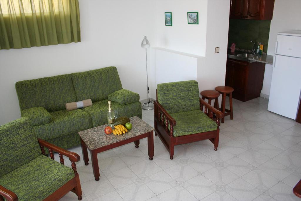 A seating area at Apartamentos Maba Playa