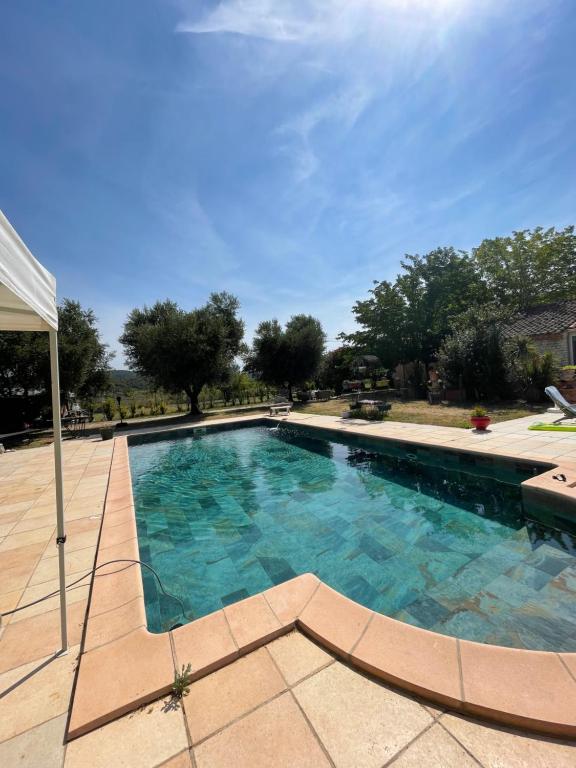 une grande piscine avec de l'eau bleue dans l'établissement Le mas de la Cognasse, aux Arcs-sur-Argens