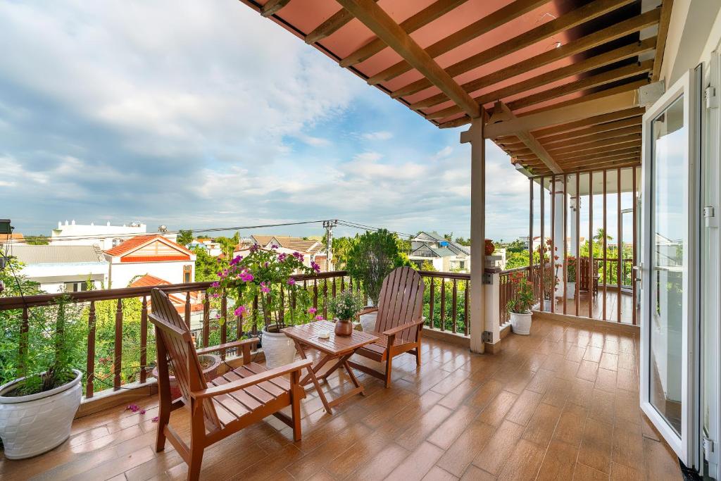 Balkón nebo terasa v ubytování Hoi An Palmy Villa