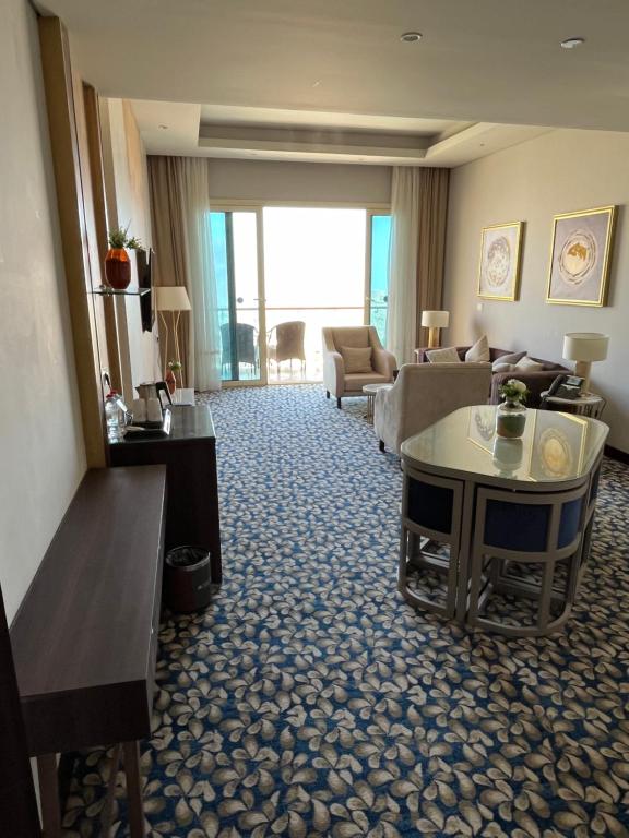 艾因苏赫纳Tolip Resort El Galala Heights的大型酒店客房,设有起居室