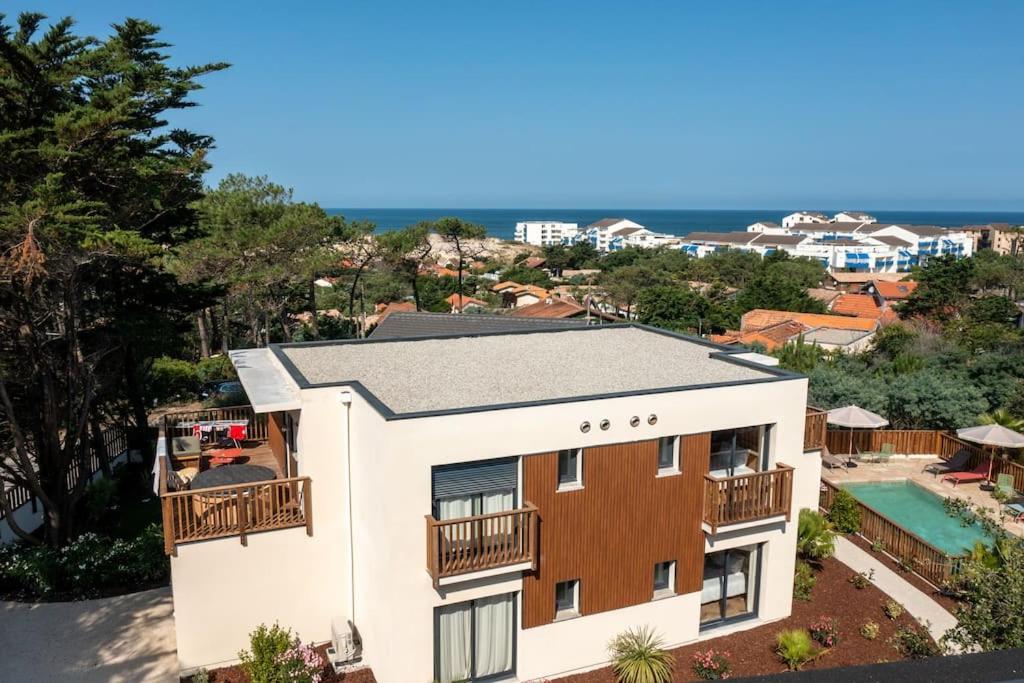ラカノーにあるVilla Camélia Rose Vue mer et jacuzziのバルコニー付きの家の航空写真