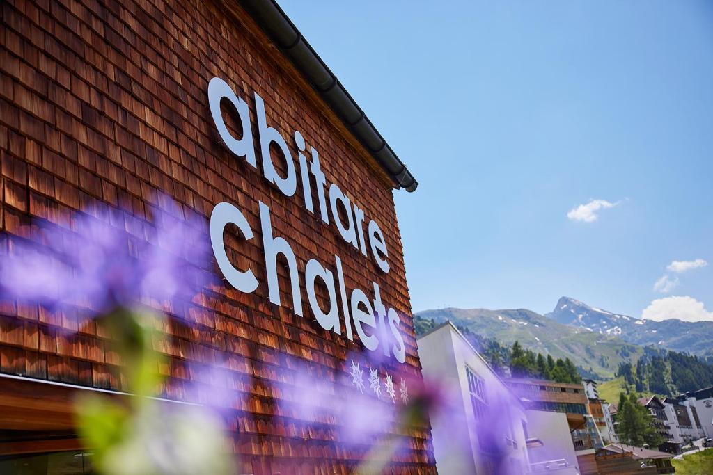 znak po stronie budynku z górami w obiekcie abitare chalets w mieście Obergurgl