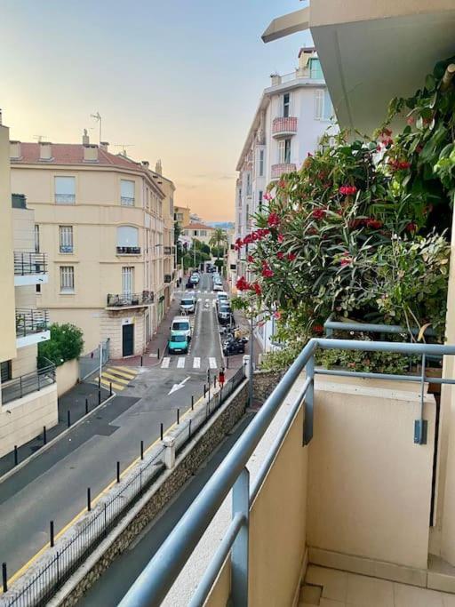 une vue d'une rue de la ville depuis un balcon dans l'établissement Modern Apartment in Cannes, à Cannes